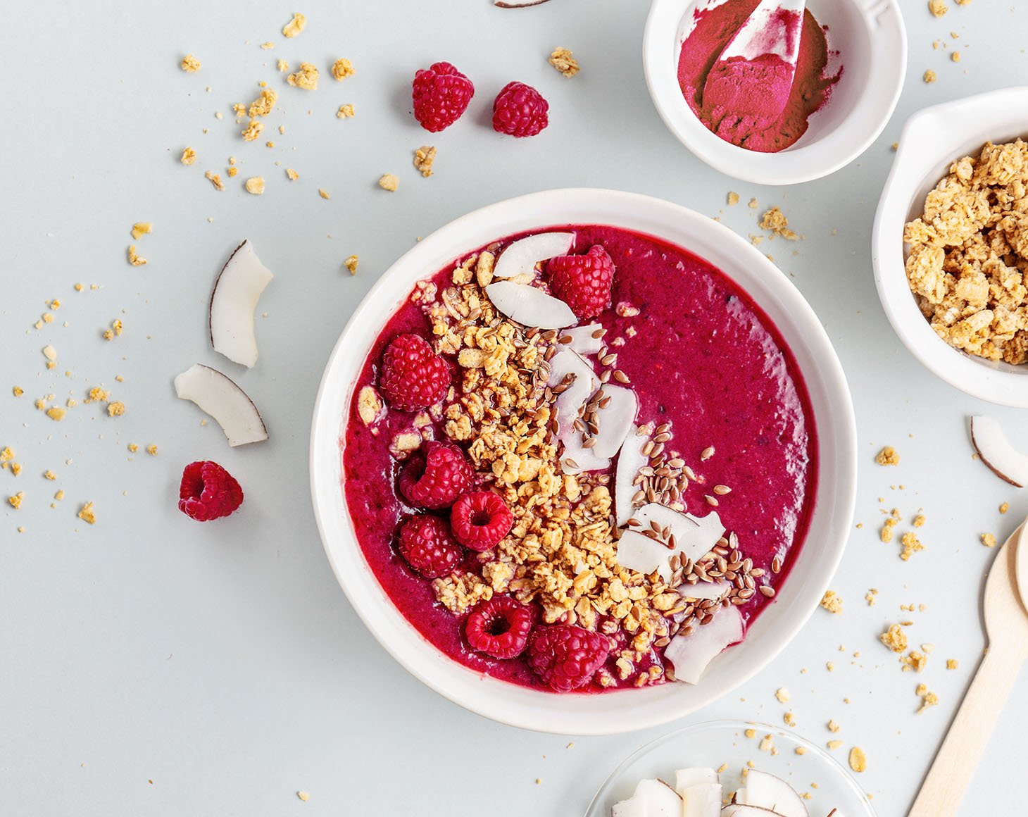 smoothie-bowl-with-organic-raspberry-powder