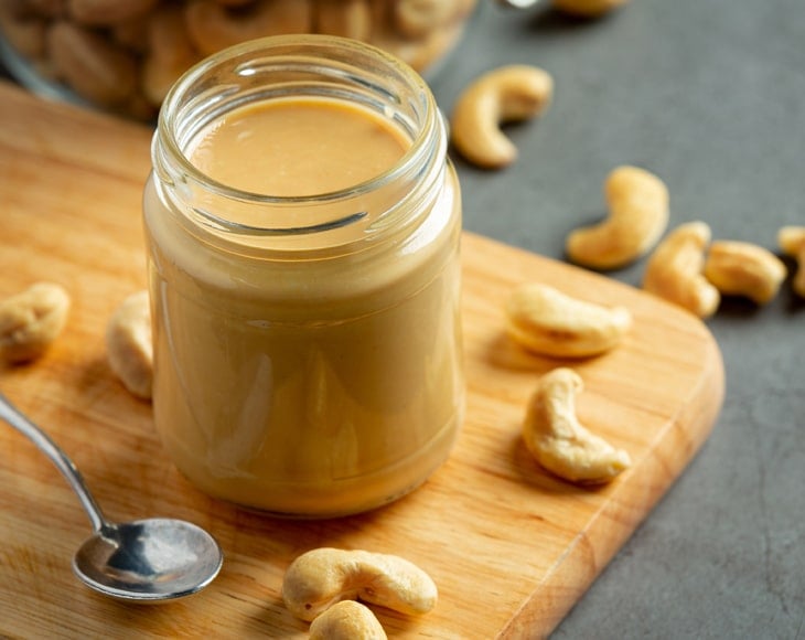 homemade-cashew-butter-with-organic-roasted-cashews-min