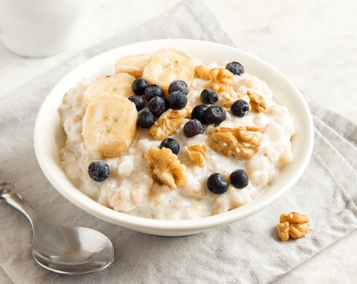 oatmeal-porridge-with-organic-gluten-free-regular-rolled-oats-min
