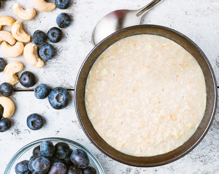 creamy-breakfast-porridge-with-amaranth-flakes-min